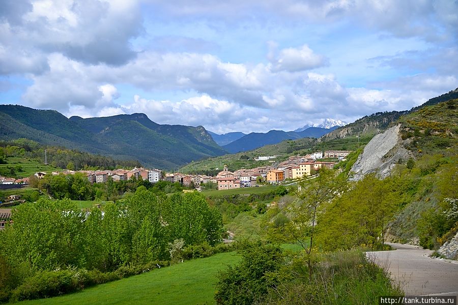 Логично предположить, что самый быстрый путь, должен был проходить по автобану, но, то ли я не туда свернул, то ли навигатор перепутал самый быстрый, с самым коротким, в общем, в тот день судьбе было угодно прокатить нас по испанским горным тропам, по городкам и весям, названия которых уже и не вспомнить.