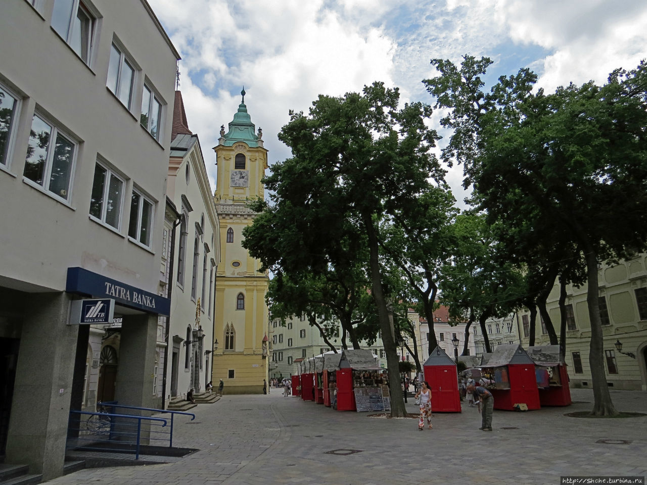 Возле ратуши — платочный рынок сувениров Братислава, Словакия