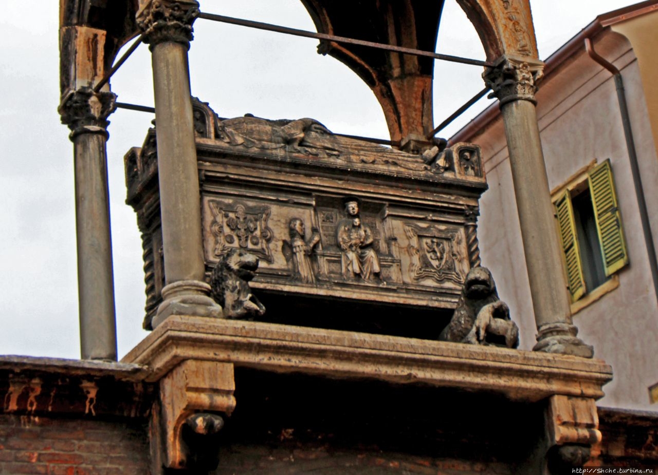 Висячий саркофаг Гульельмо ди Кастельбарко Верона, Италия