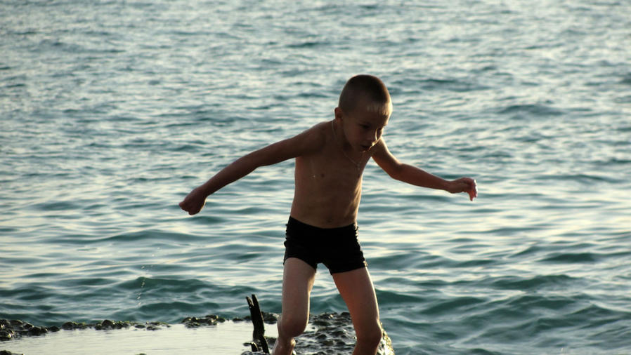 Дети выкручивают с волнорезов такие кульбиты, что за будущее сборной по акробатическим прыжкам в воду я спокоен Гагра, Абхазия