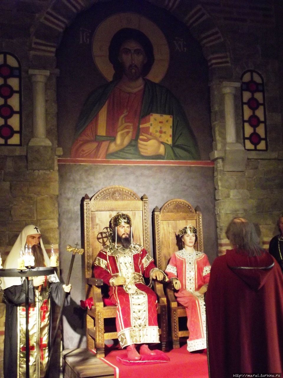 В Тронном зале приём иноземного посла ведёт болгарский царь Иван Асень II, рядом с ним супруга Анна Мария Венгерская.

В правления Ивана Асеня II (1218 – 1241) Второе Болгарское царство достигла своего расцвета. В состав болгарской державы входил весь Балканский полуостров