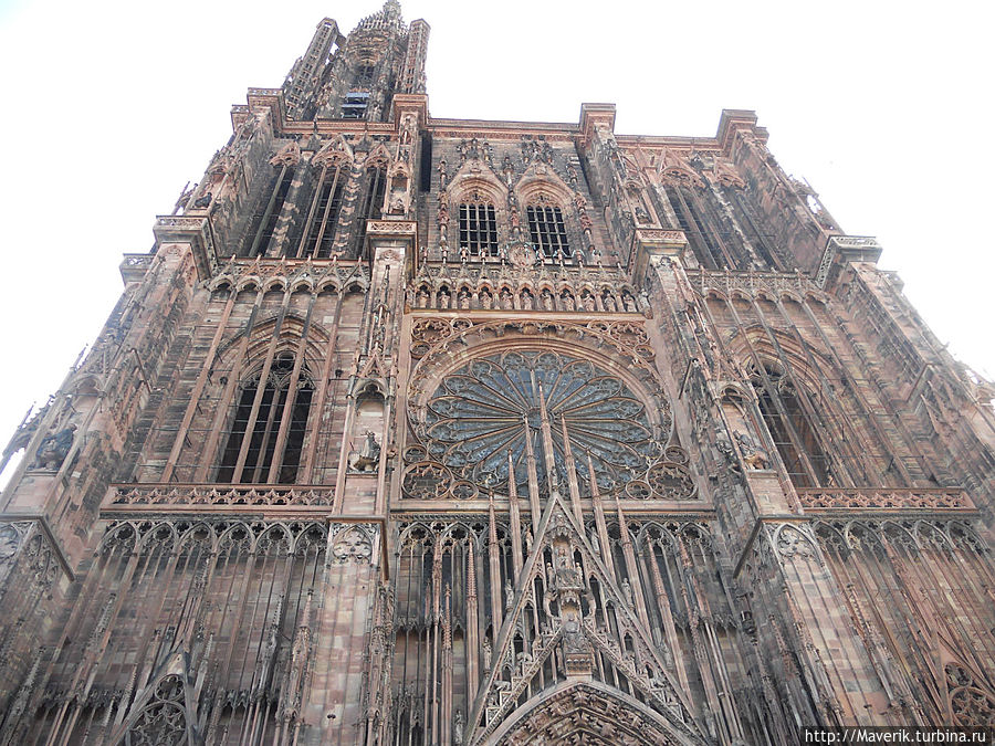 На протяжении четырёх веков Страсбургский собор благодаря высоте своей башни считался самым высоким зданием мира. Это единственный готический собор с одной башней. Высота башни 142 метра. Страсбург, Франция