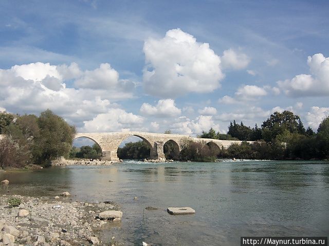 Весь транпорт, везущий туристов в Аспендос, обязательно останавливается возле этого моста. Мост построен сельджуками на месте руин разрушенного римского моста. Очень старый и красивый мост. Анталия, Турция