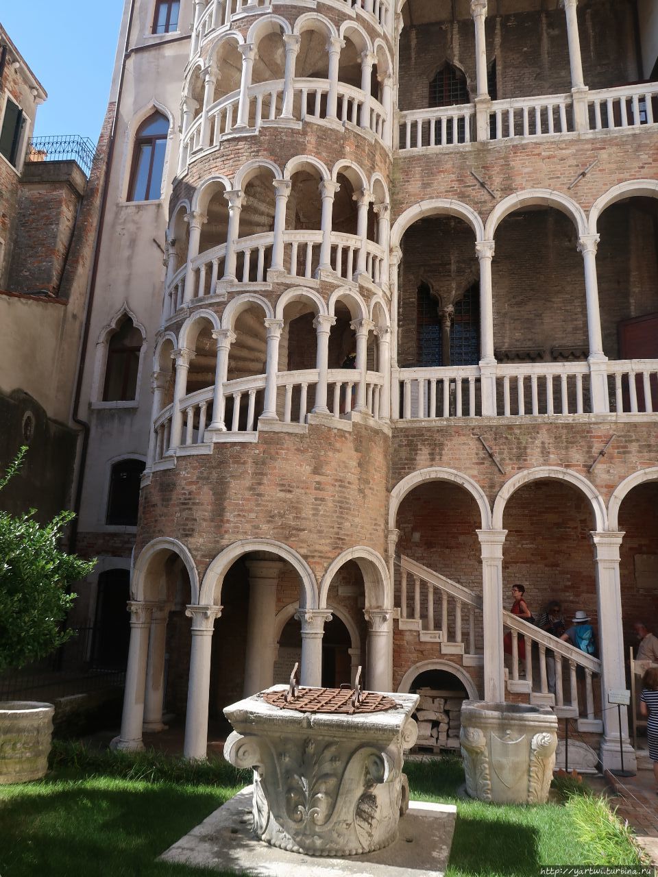 Палаццо Контарини дель Боволо. Главная особенность дворца — ажурная винтовая лестница.Дворец расположен в мало посещаемом переулке возле Кампо Манин, недалеко от моста Риальто. Венеция, Италия