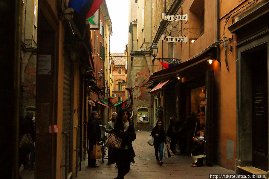 По будням здесь рынок. В воскресенье — лишь некоторые магазины открыты