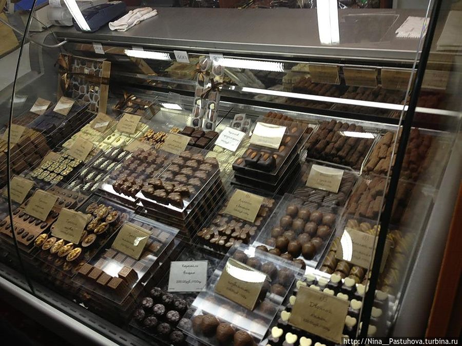 В музее какао и шоколада посетителям. Выставка «шоколад & Cacao». Шоколадные экспозиции. Ярмарка шоколада. Выставка шоколада в Москве.