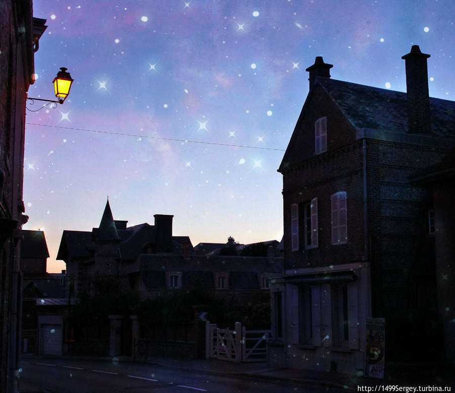 Ночь, улица, фонарь и астероид В612 Этрета, Франция