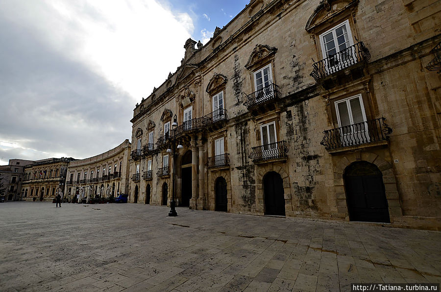 Нереально большая площадь(Piazza del Duomo) по меркам Италии. Особенно, учитывая очень небольшие размеры острова Ортиджа