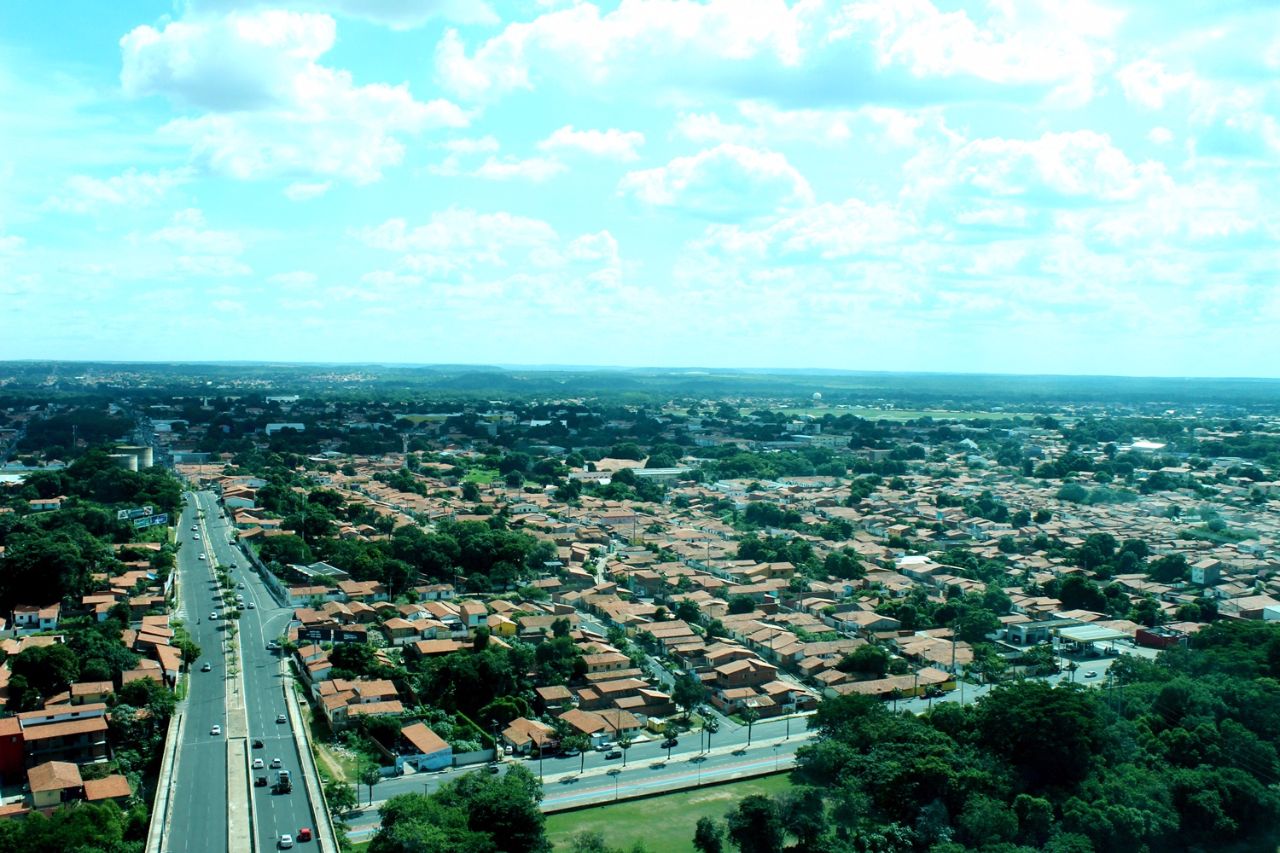Вид с панорамной площадки в восточном направлении Терезина, Бразилия