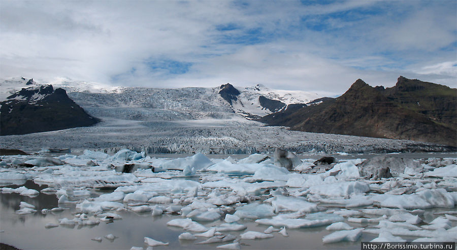 Встреча ледника с океаном происходит при посредничестве озера Якулсарлон. Исландия