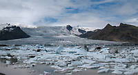 Встреча ледника с океаном происходит при посредничестве озера Якулсарлон.