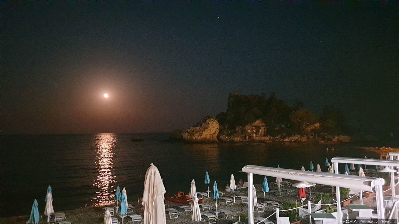 Романтический ужин в Таормине в видом на лунную дорожку. Таормина, Италия