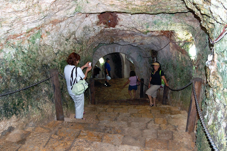 Спуск в пещеру Cenote Ikk