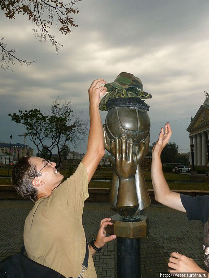 А вот и памятник волейбольному мячу. Челябинск, Россия