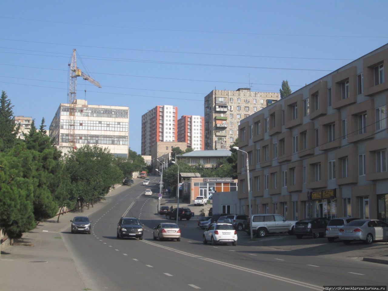 Прогулка около станции метро 