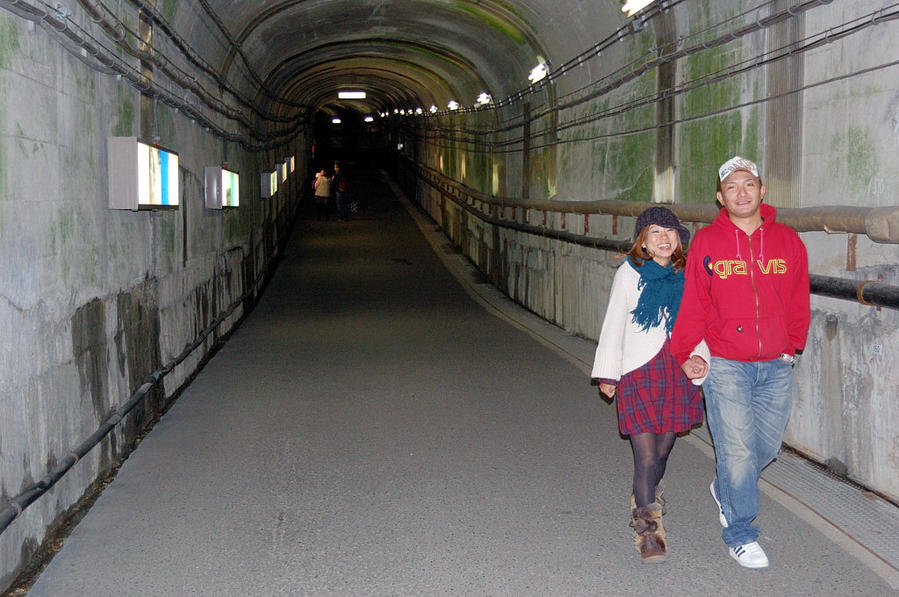 В тоннеле Тояма, Япония