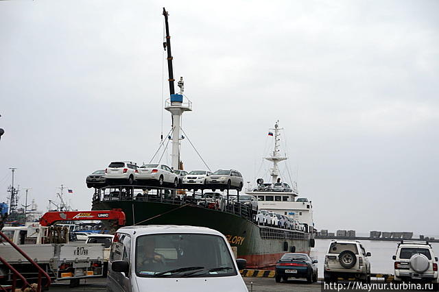 Пристань  Северного   морского   торгового   флота.  Я    по   своей   наивности   пыталась   пройти   на   нее   с   фотоаппаратом   в   руках  —   меня   не    пропустили.  Снимала  с   улицы.    Урвала   кусочек   парохода,  на   котором   привезли   машины   из   Японии. Корсаков, Россия