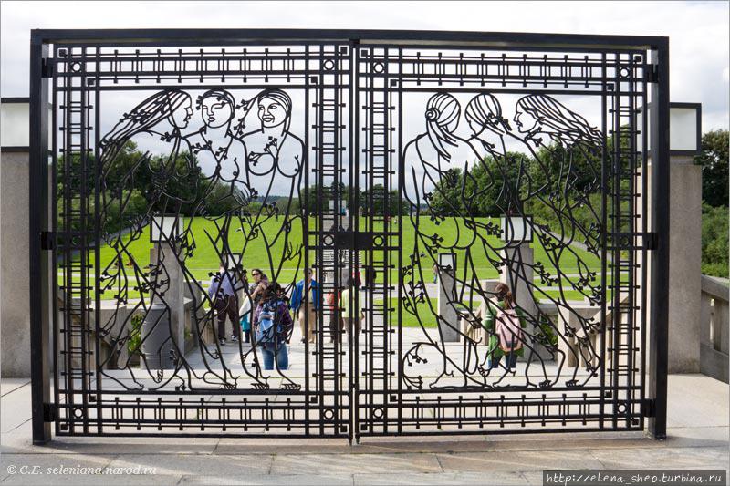 44.  Проходим через фигурные кованые ворота, на которых изображены девушки. Осло, Норвегия