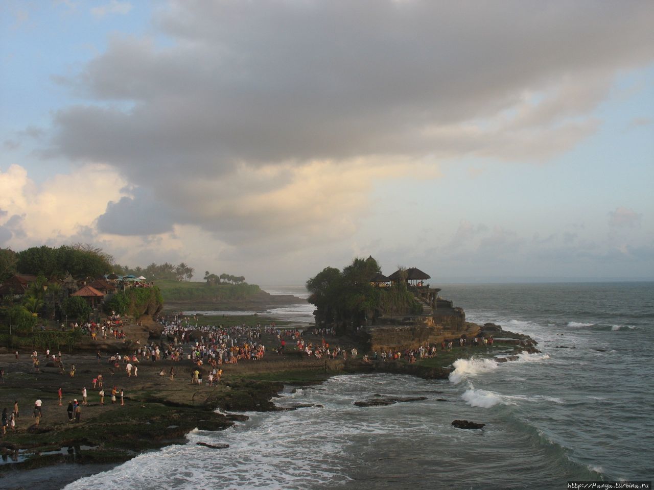 Вид на храм Танах Лот со средней смотровой площадкой между Пура Бату Балонг и Танах Лот