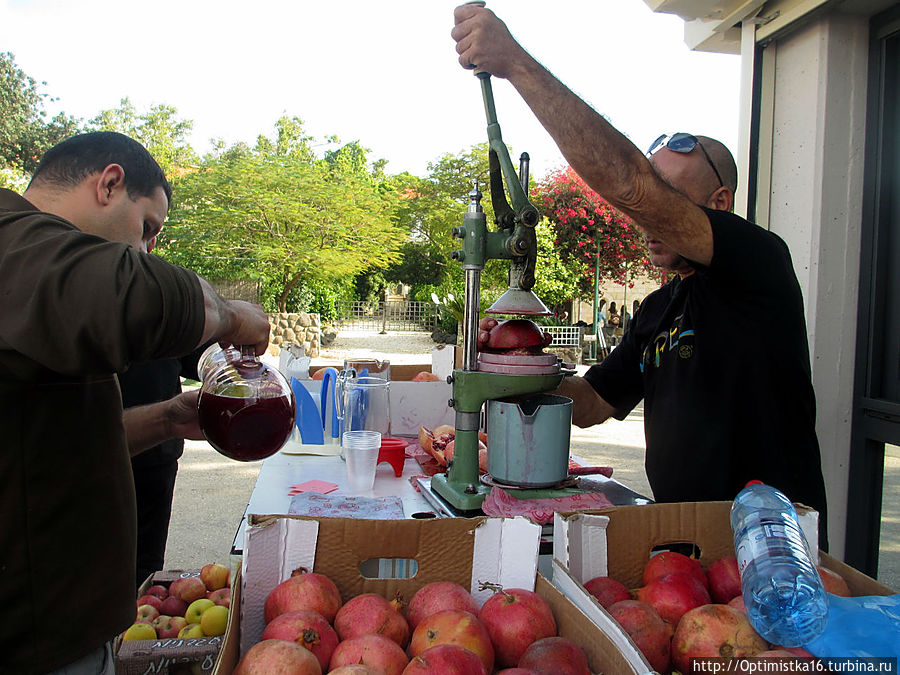 Пьём сок у входа в церковь.