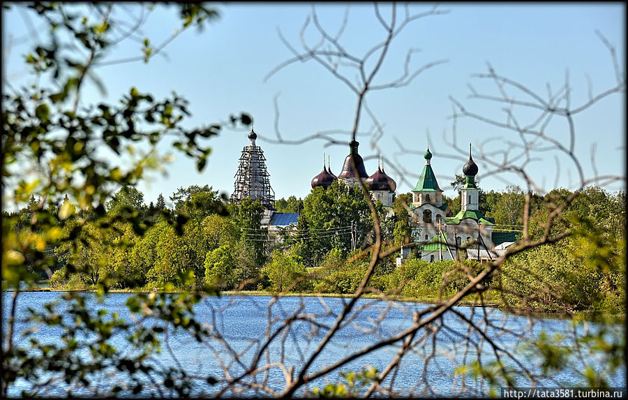 Вид на монастырь и Михайловское озеро Холмогоры, Россия