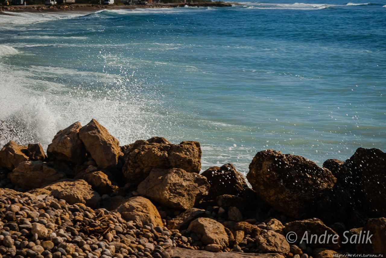 Прибой на Средиземном Ситжес, Испания