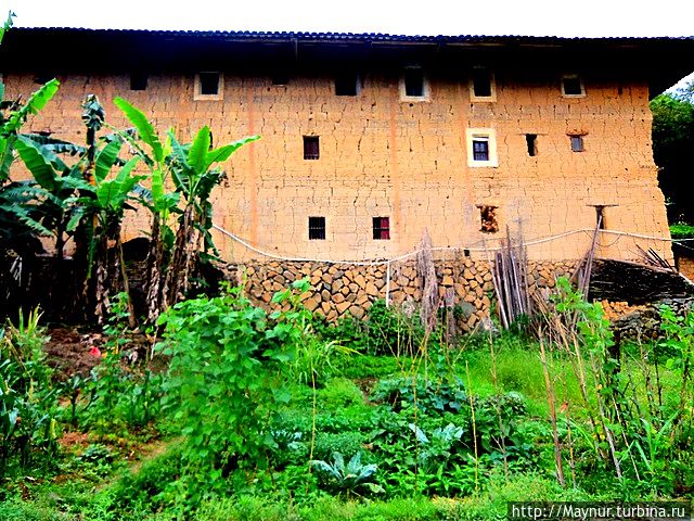 Внешняя  сторона  квадратного тулоу.  Окон не существует,  вместо них 