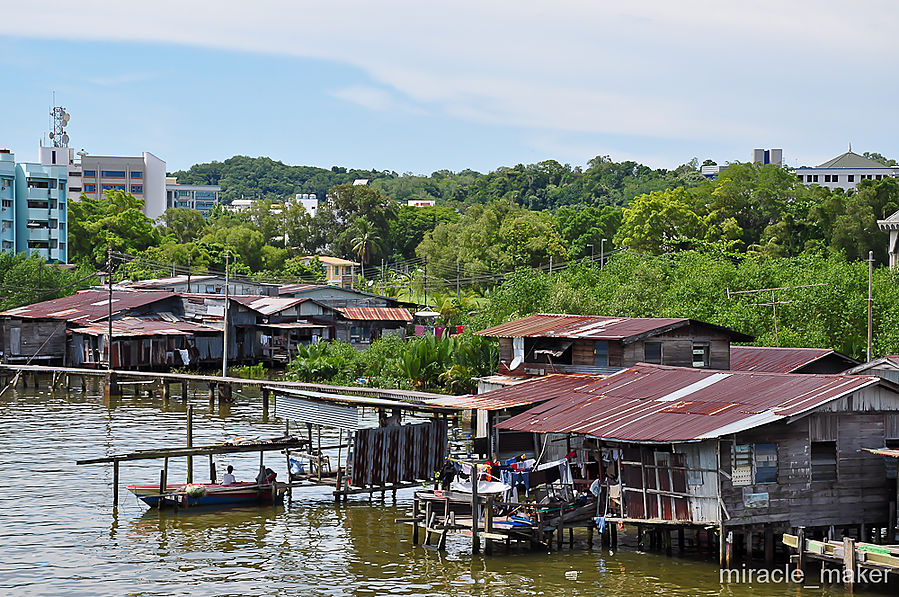 Идеальное место для жизни заядлых рыбаков. Можно заниматься любимым делом не выходя из дома. Бандар-Сери-Бегаван, Бруней