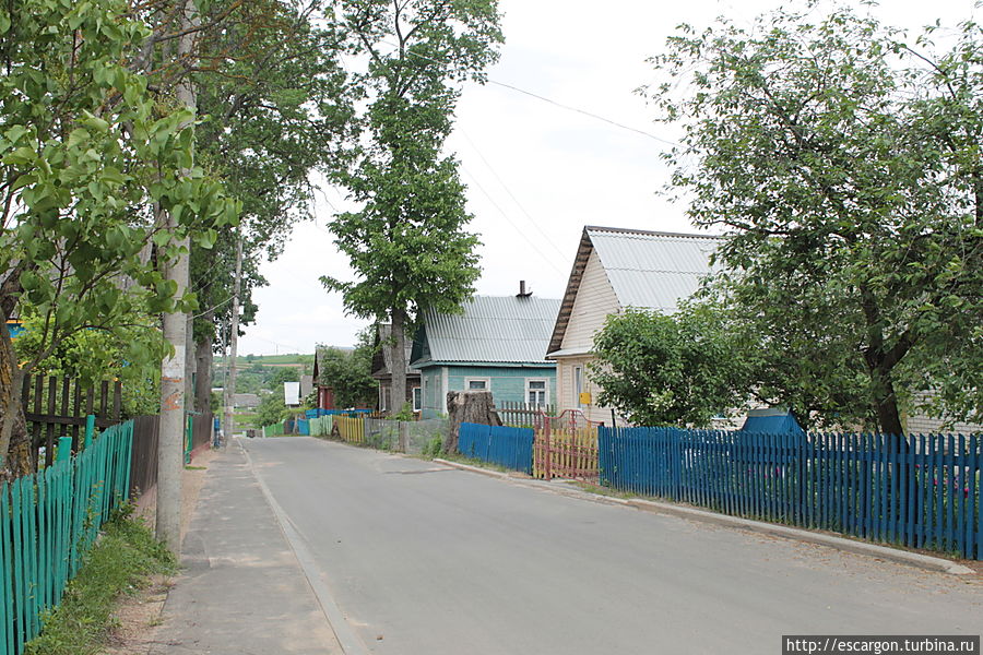 А вот уже и звонит мой друг: он тоже наконец добрался до Воложина и наконец рассказал мне, где мне найти то, что я ищу.

Оказывается я слишком далеко зашла от универмага, ведь нужный мне домик находится прямо с универмагом, но немного с другой стороны..