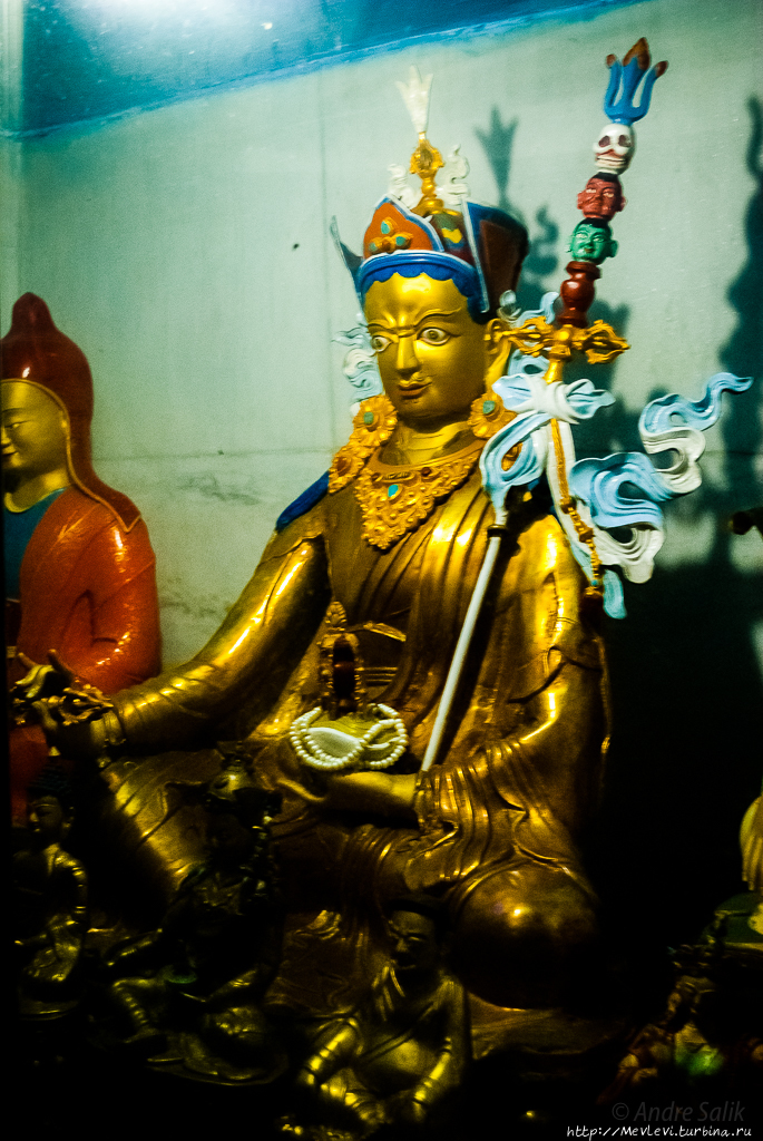 Химачал Прадеш,Ривалсар. пещера Падмасамбхавы Штат Химачал-Прадеш, Индия