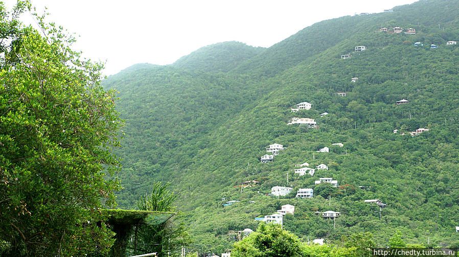 На фотографии четко видна граница Национального парка, в нем строить нельзя, дальше только джунгли.