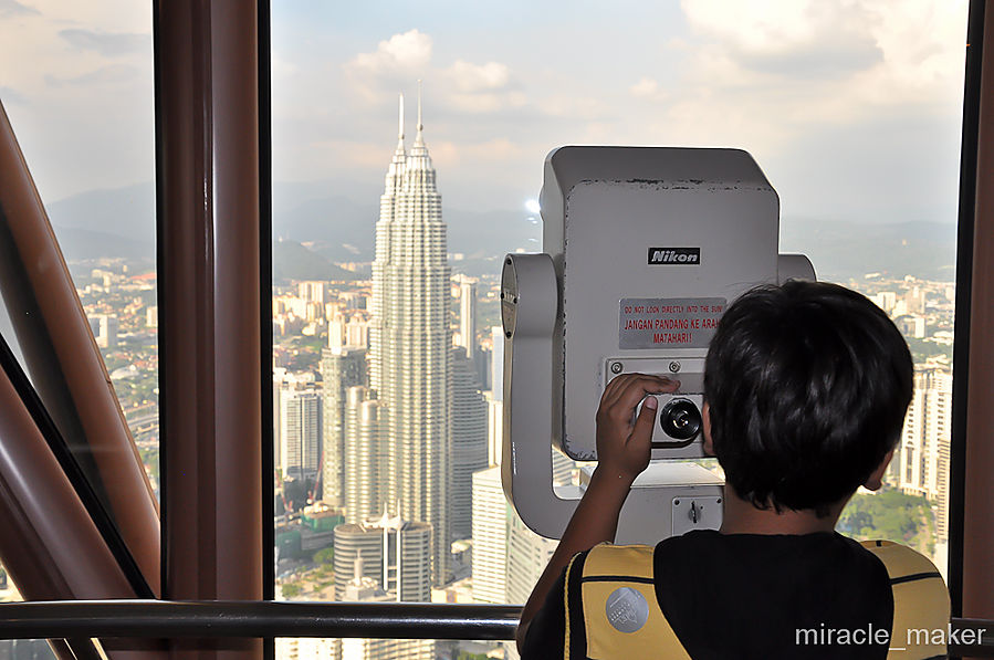 Детально город можно рассмотреть из таких-вот биноклей.