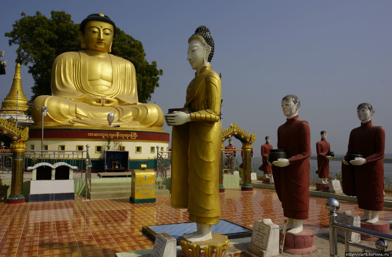 Будда окружен собирающими себе еду монахами — классическая для Бирмы картина. Сагайн, Мьянма