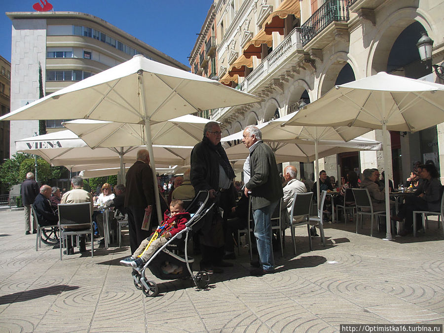 На площади Генерала Прима (Plaça del Prim) у монумента Приму Реус, Испания