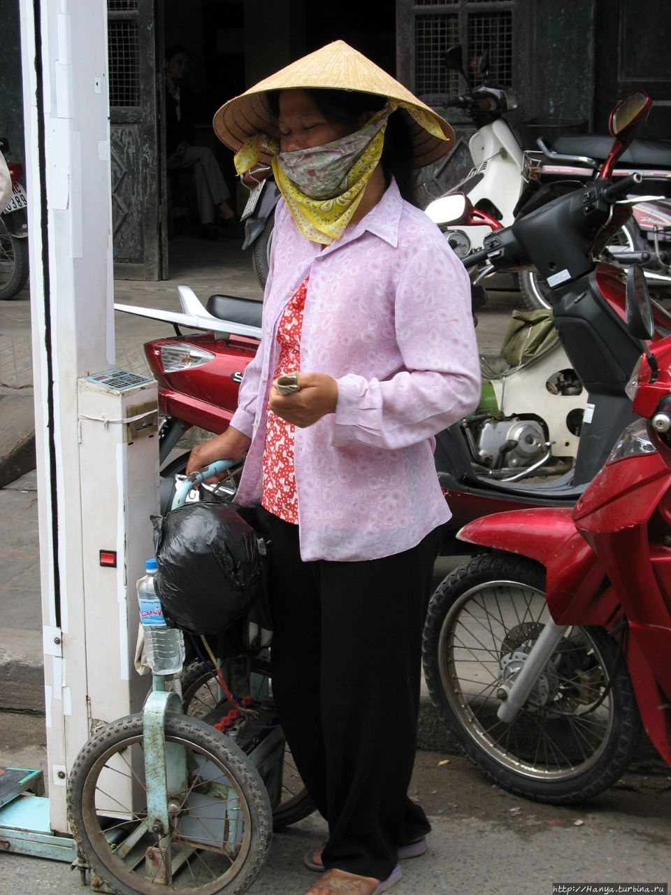 Хойан. Мотоциклистка Хойан, Вьетнам
