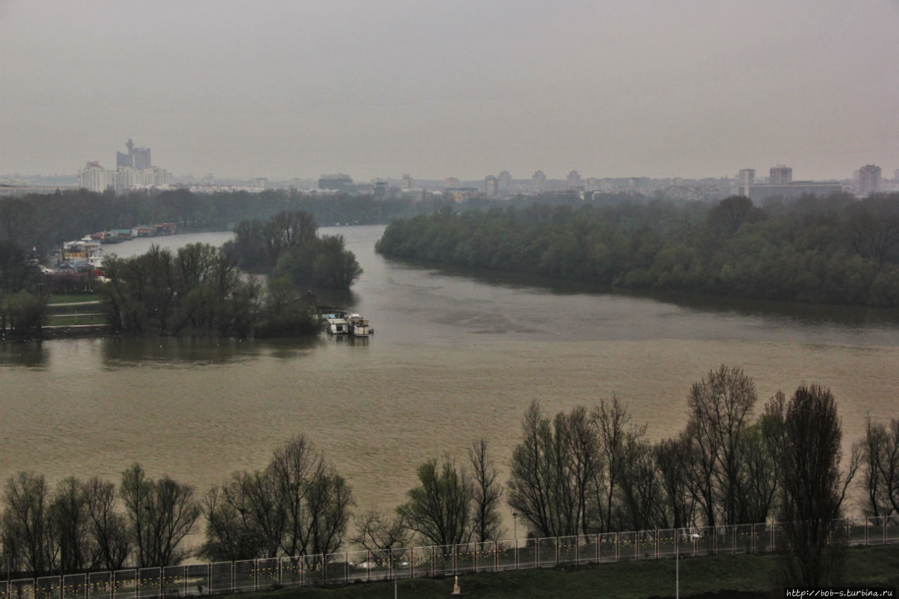 Вид на стрелку Саввы и Дуная с высокого берега крепости Белград, Сербия