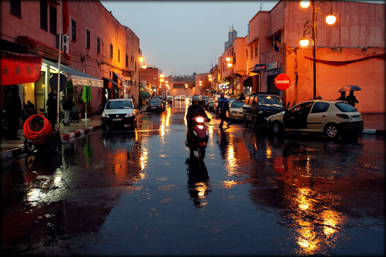 Художник, что рисует дождь или другой Марракеш Марракеш, Марокко