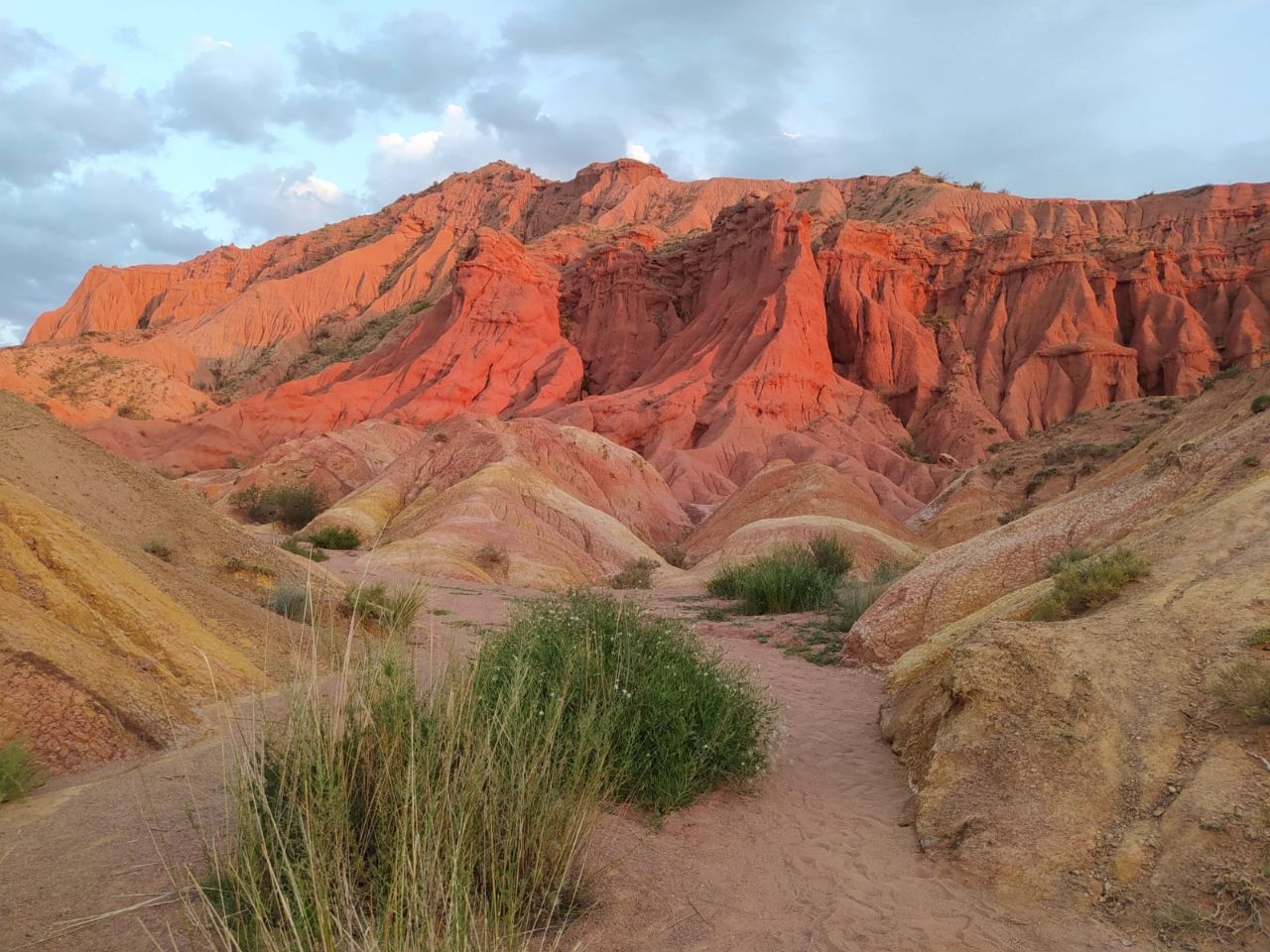 «Китайская стена» разноцветного каньона Каньон Сказка, Киргизия