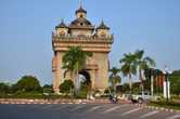 Вьентьян, Лаос. Триумфальная арка в честь независимости.