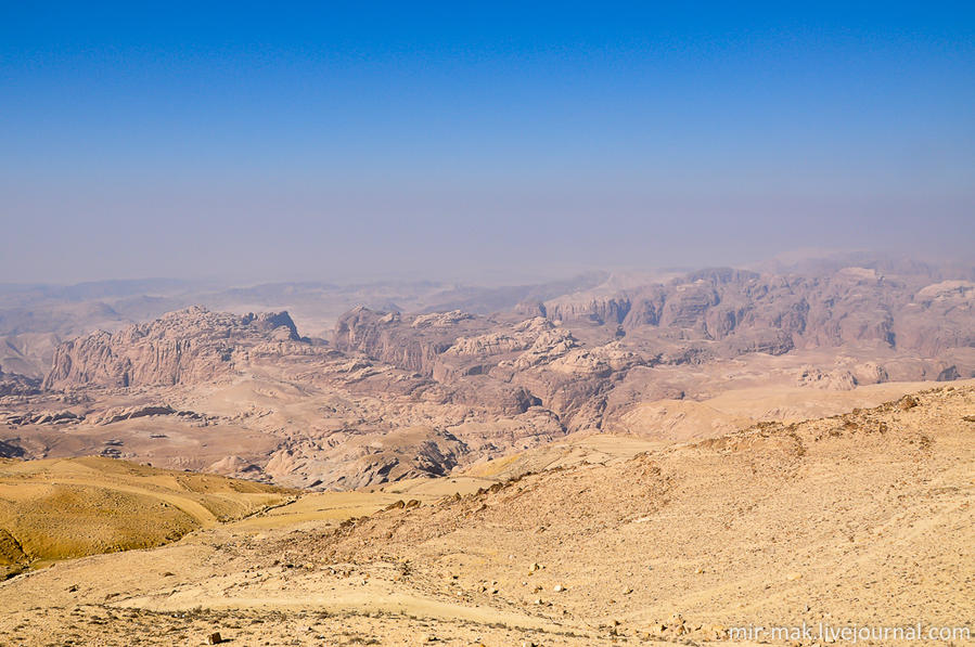 Двигаясь к заветной цели, можно посмотреть на восхитительные пейзажи Иорданской земли. Петра, Иордания