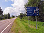 Дороги и в сторону Вильянди, и в сторону Выру идут вплотную к латвийской границе. Покуда не было Шенгена, конвой стрелял без предупреждения :)