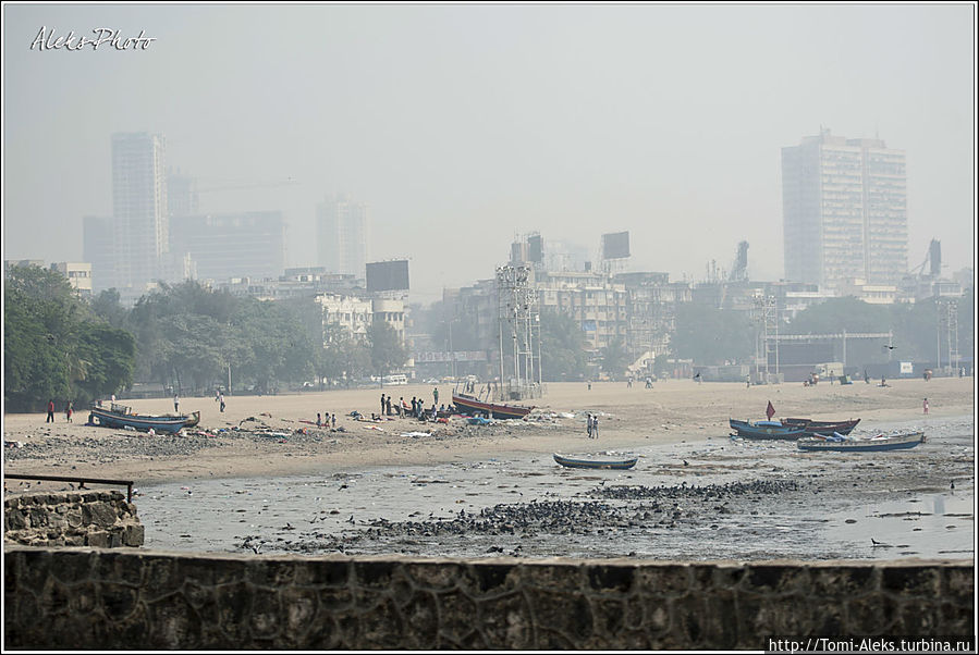 Вот вид на пляж поближе. Сейчас — время отлива...
* Мумбаи, Индия