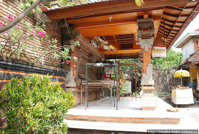 Откуда рис во лбу Кута, Индонезия