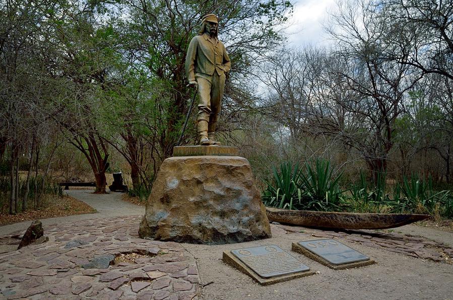 Памятник Ливингстону у водопада Виктория Виктория-Фоллс, Зимбабве