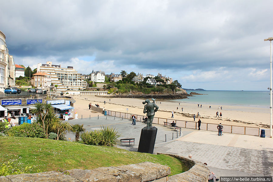 Вид на пляж и набережную Динара.