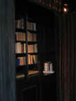 Книжные шкафы в проходе между комнатами