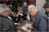 В Ханое, как и в Пекине, вы запросто можете где угодно встретить старичков, мирно играющих в местные шашки. А у озера Хоанкьем всегда много старичков. Их сюда, как магнитом, тянет. Особенно по утрам...