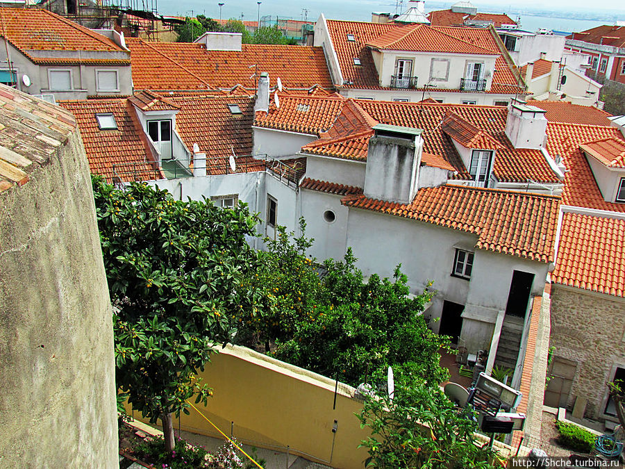 Еще взгляд на Лиссабон сверху, теперь с крепости Сан Жоржи Лиссабон, Португалия