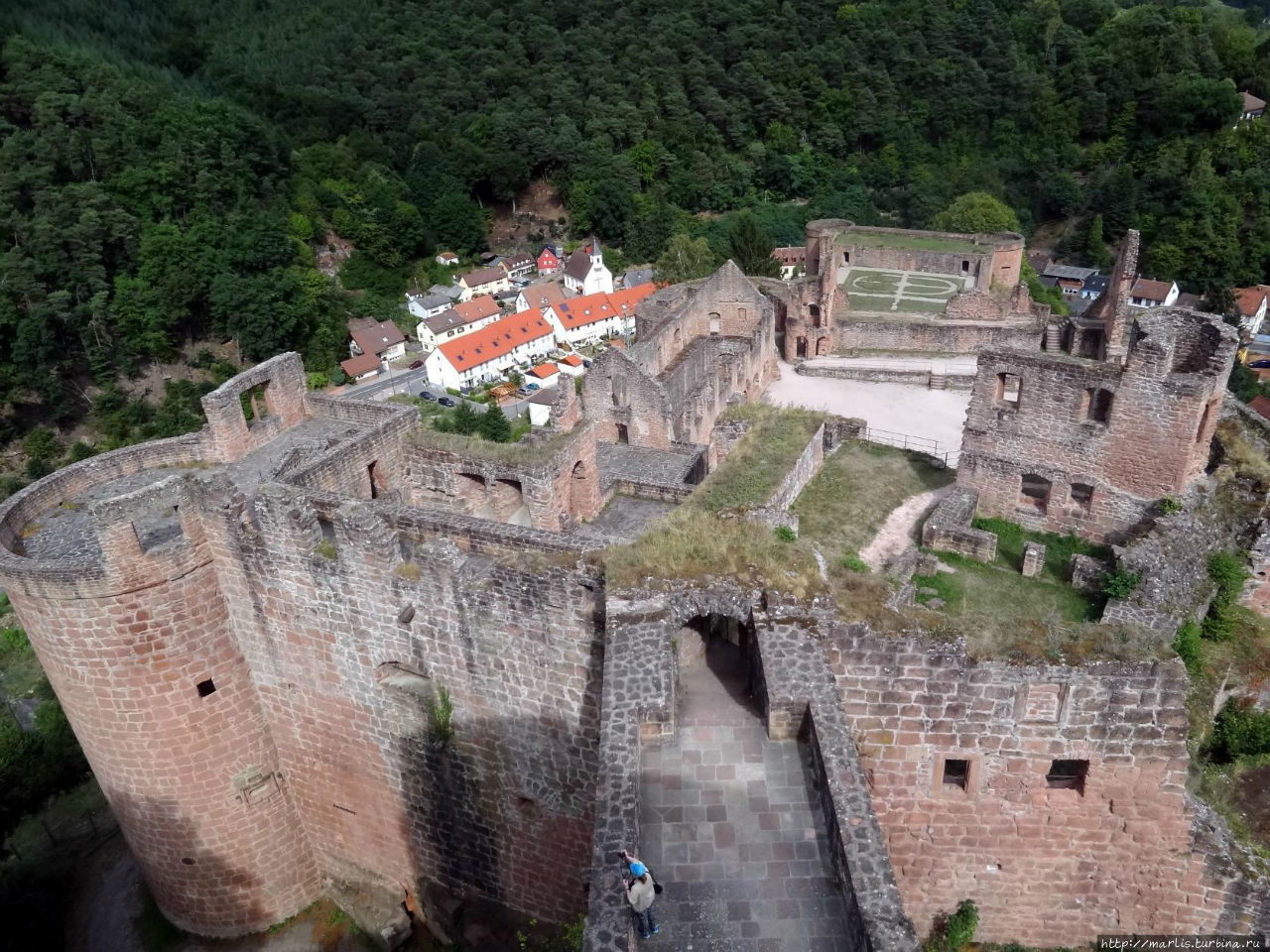 вид на Харденбург с дозорной башни (я внизу с фотоаппаратом)