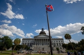 С 2000-го по 2015-й год флаг Конфедерации размещался на отдельном флагштоке у Капитолия.